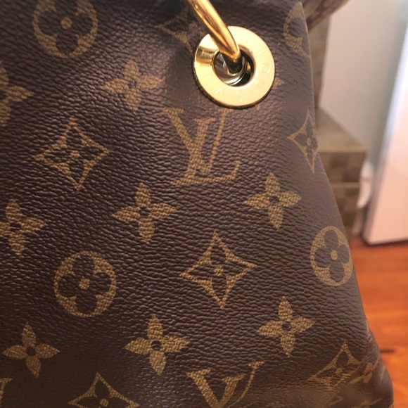 Do Louis Vuitton Bags Have Feet On The Bottom